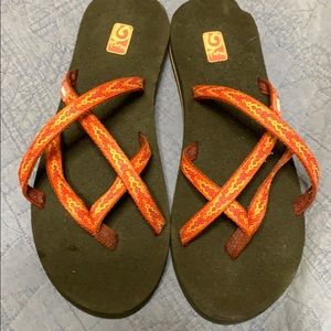 Teva flip flops size 11 black and red